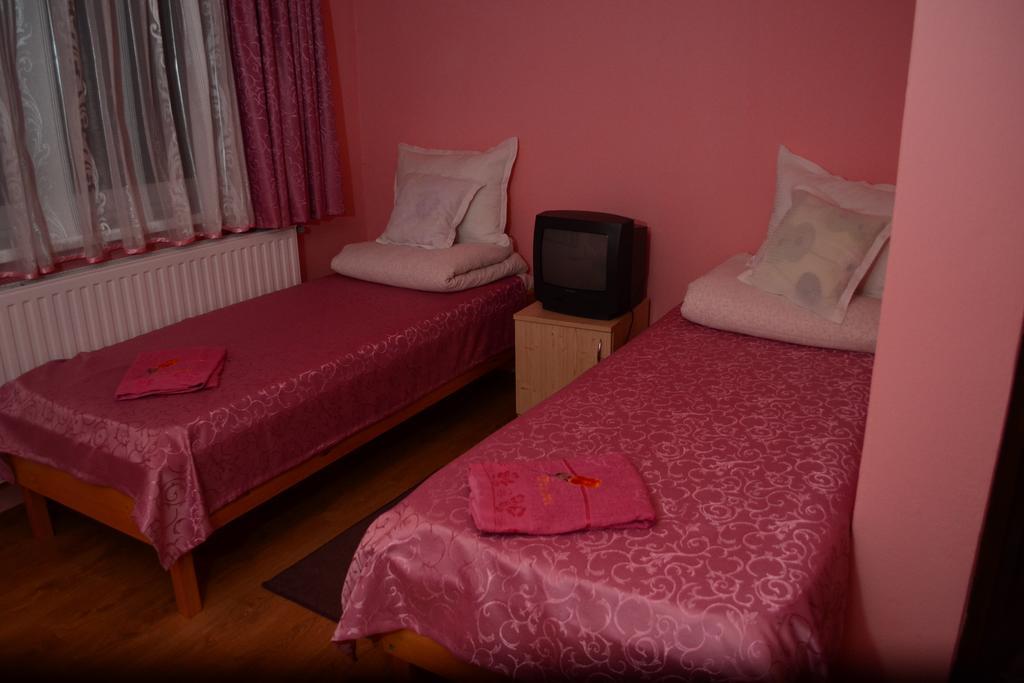 Ersa Panzio Otel Bisericani  Oda fotoğraf